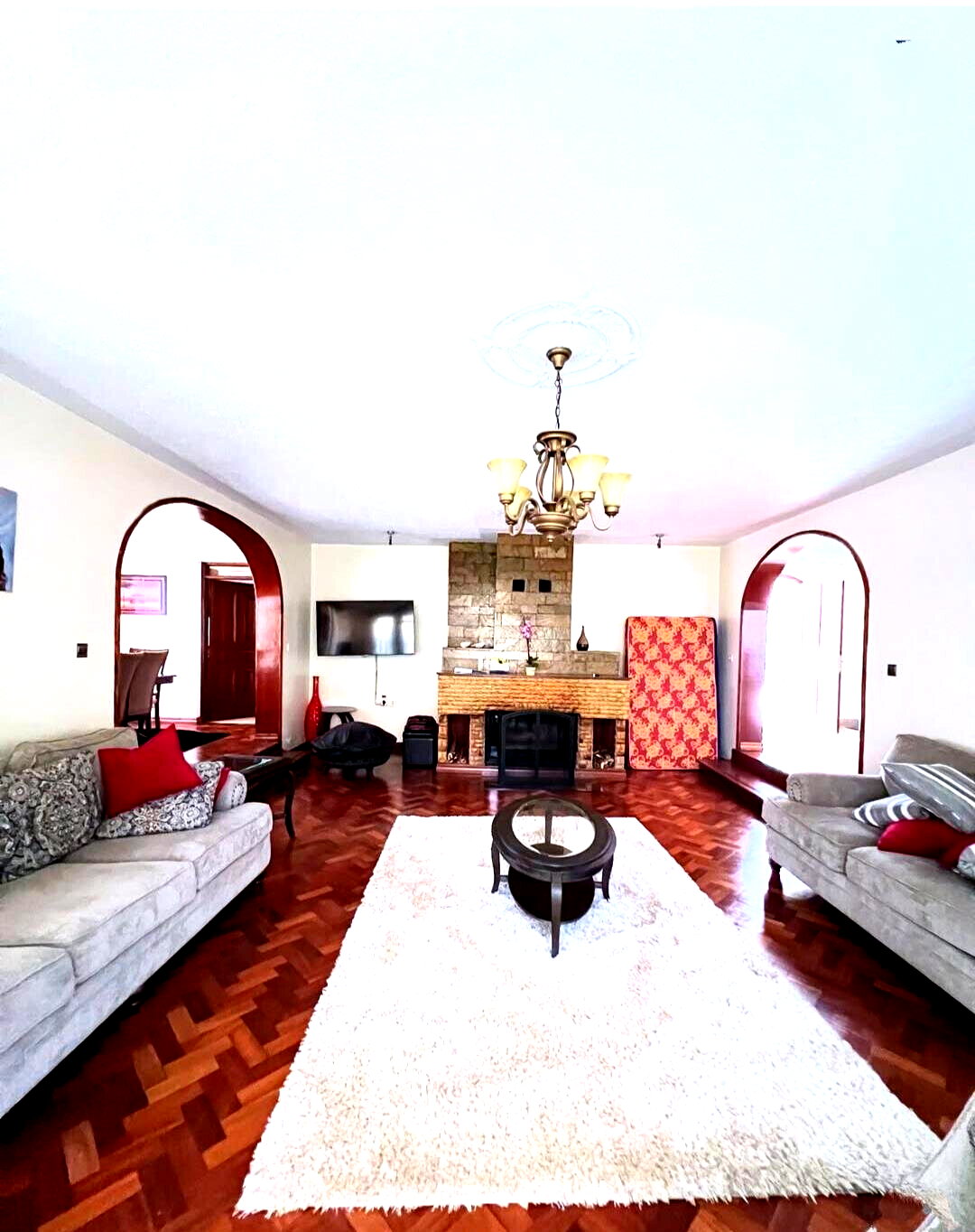 Wooden-Floor 5-Ensuite Townhouse with Fireplace & Garden - Lavington