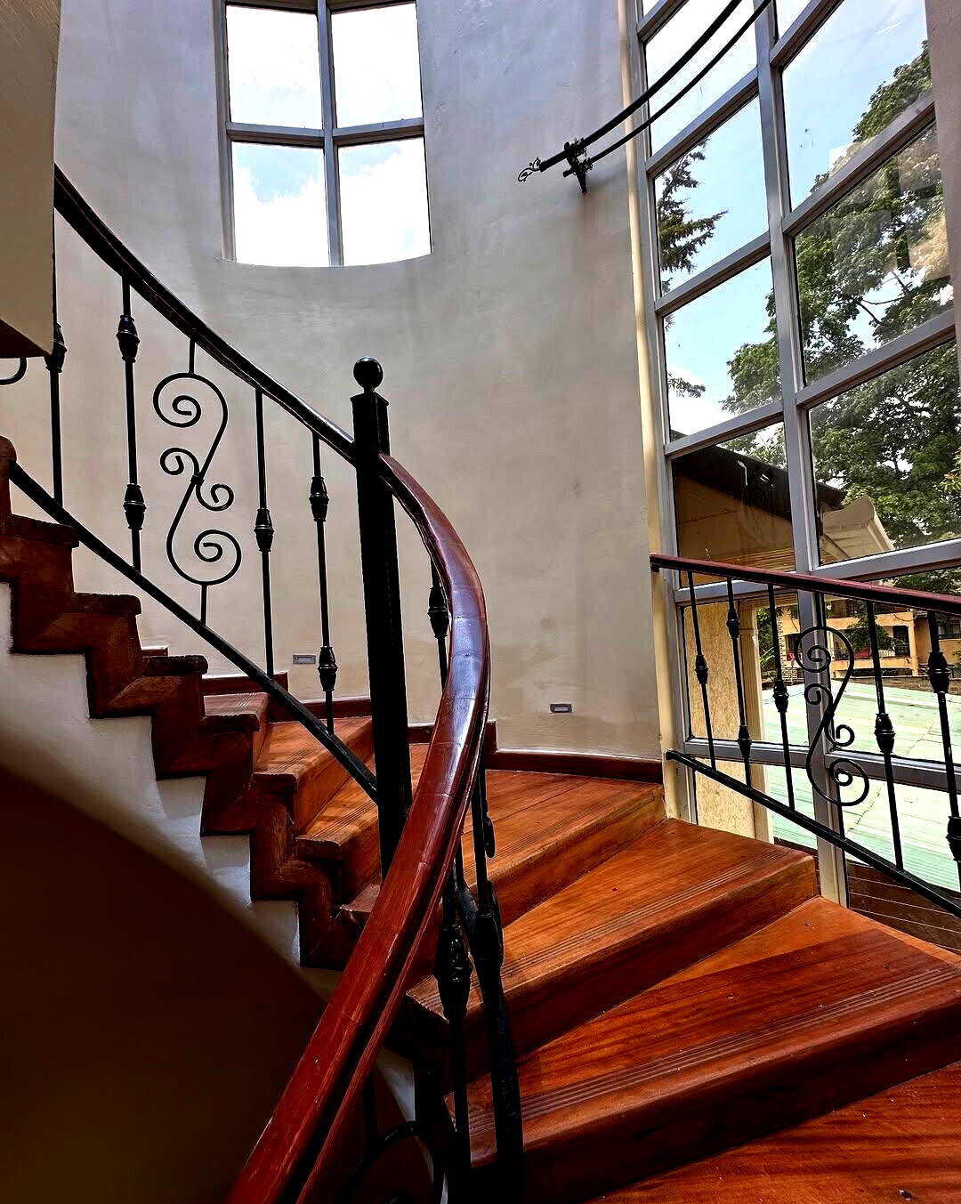 5-Ensuite Family Home with Gym & Fireplace - Lavington