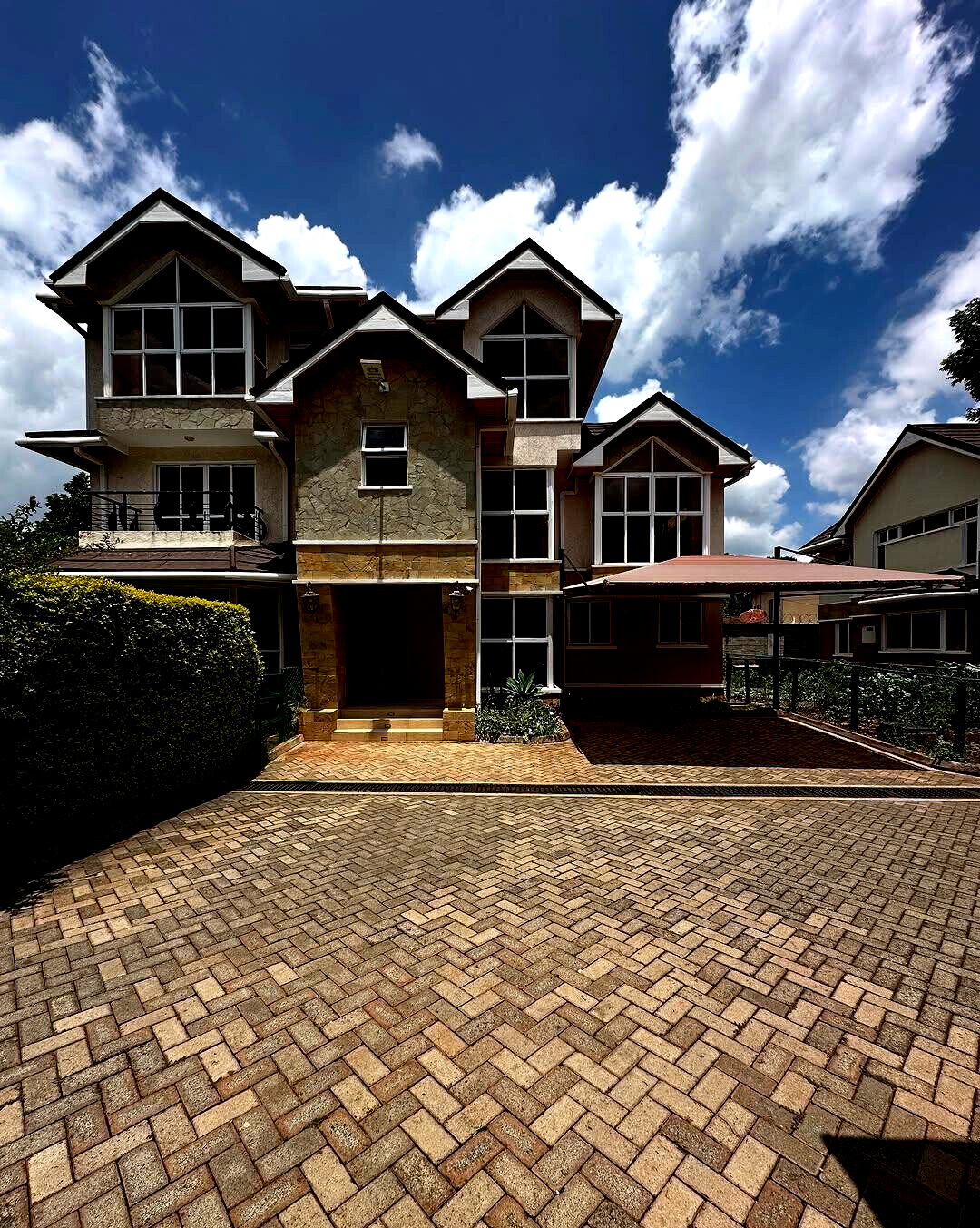 5-Ensuite Family Home with Gym & Fireplace - Lavington
