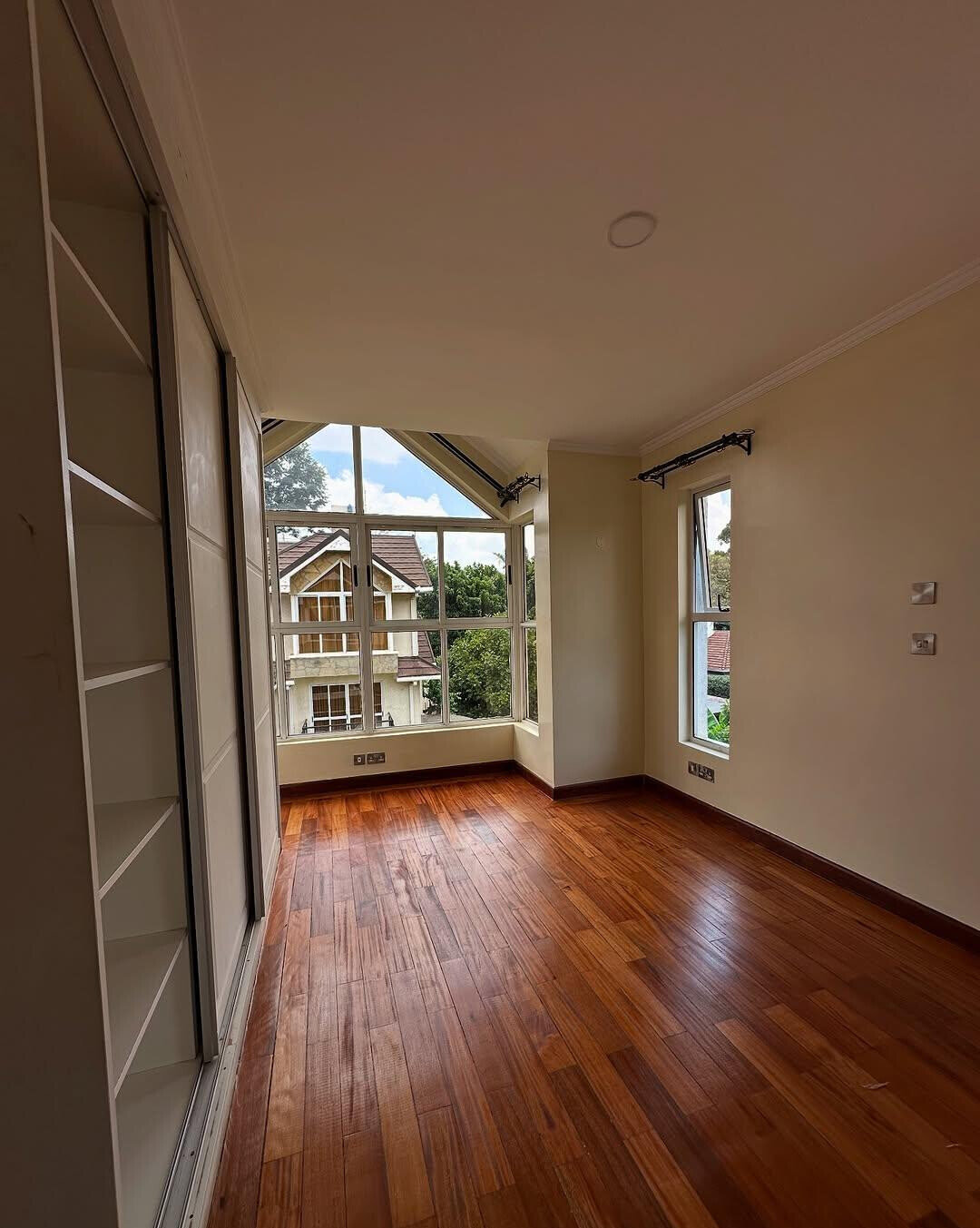 5-Ensuite Family Home with Gym & Fireplace - Lavington