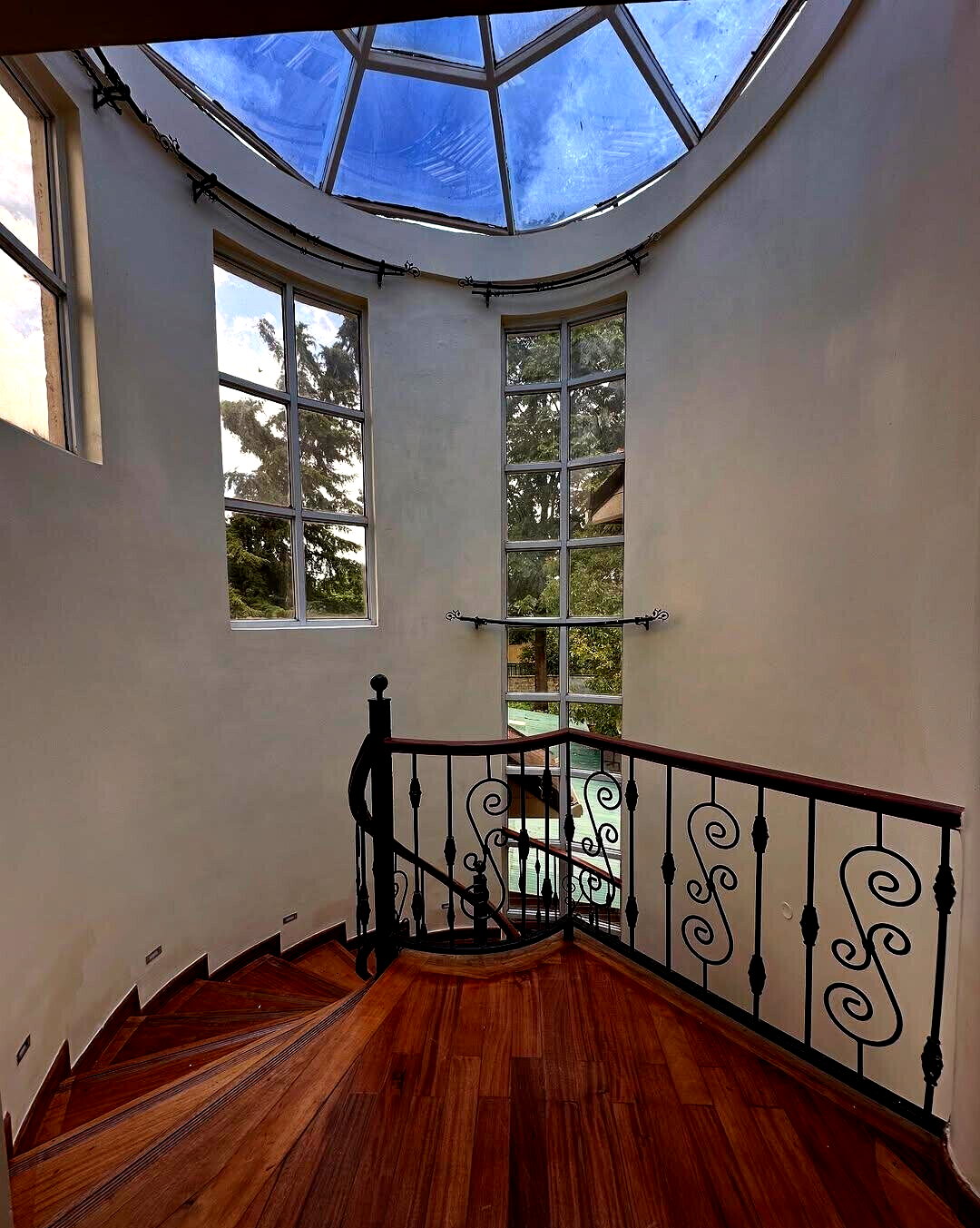 5-Ensuite Family Home with Gym & Fireplace - Lavington
