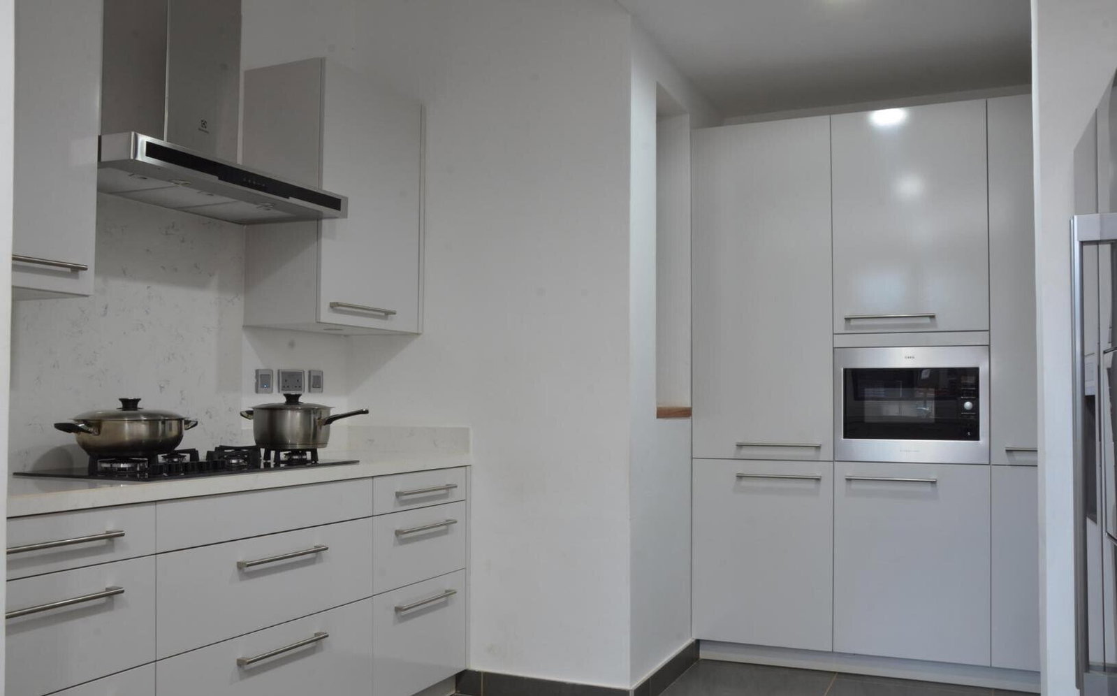 5-Ensuite Townhouse with Poolside Lounge & Steam Room – Karen