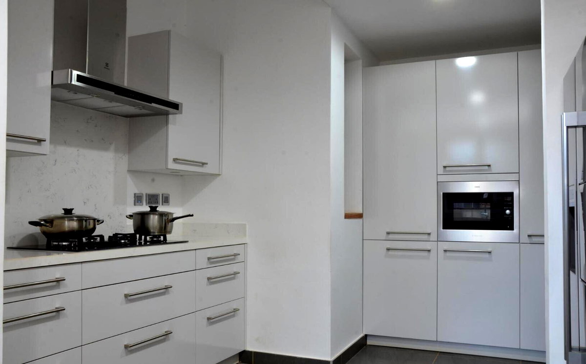5-Ensuite Townhouse with Poolside Lounge & Steam Room – Karen