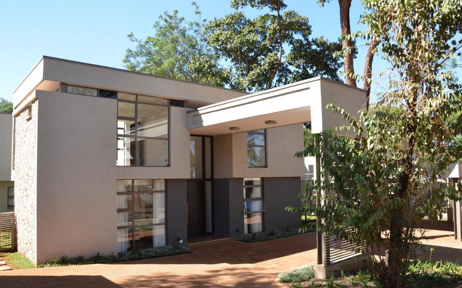 5-Ensuite Townhouse with Poolside Lounge & Steam Room – Karen