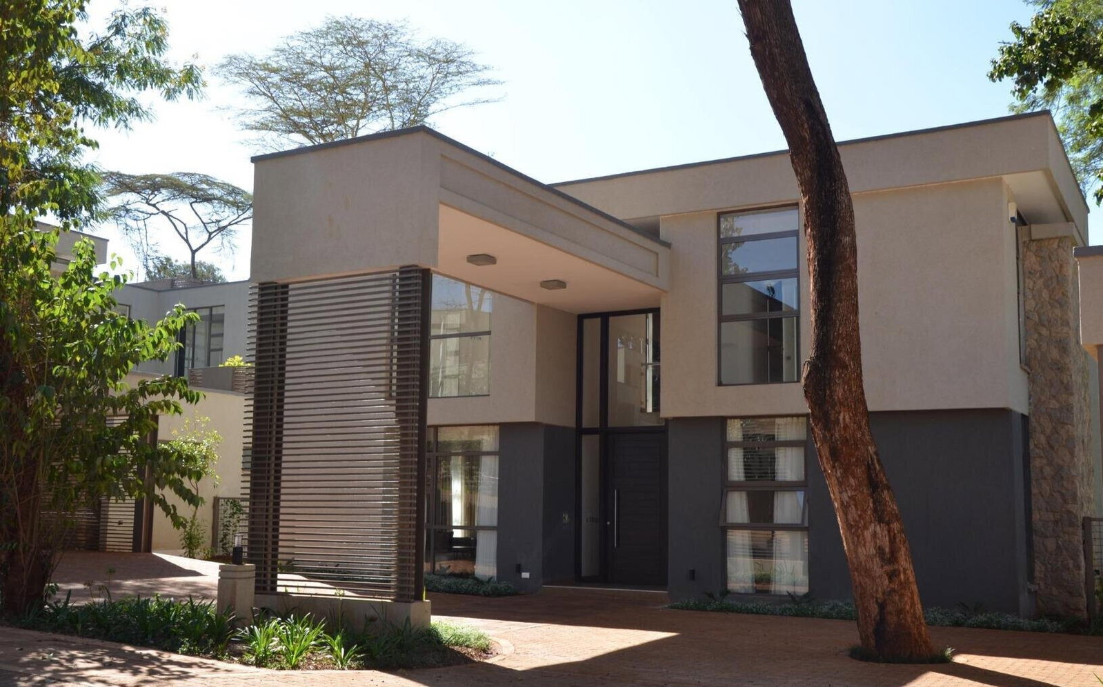 5-Ensuite Townhouse with Poolside Lounge & Steam Room – Karen