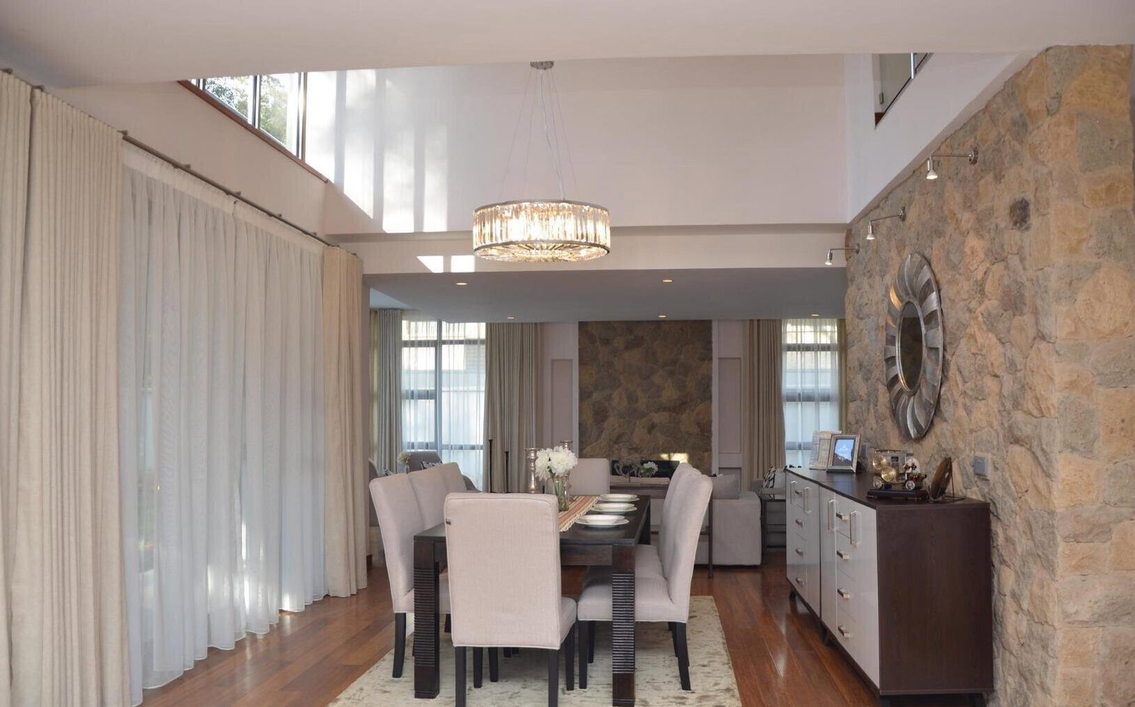 5-Ensuite Townhouse with Poolside Lounge & Steam Room – Karen