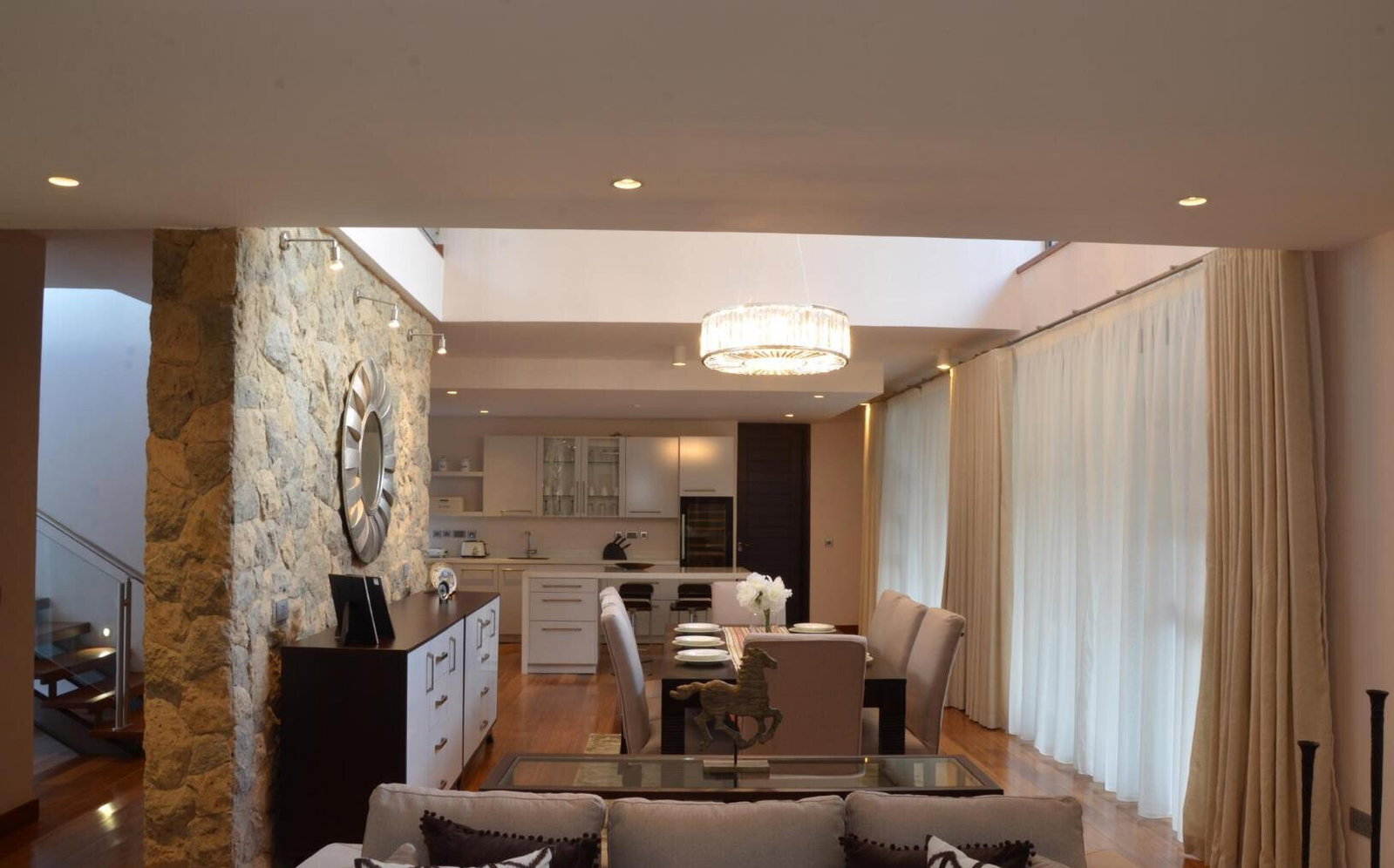 5-Ensuite Townhouse with Poolside Lounge & Steam Room – Karen
