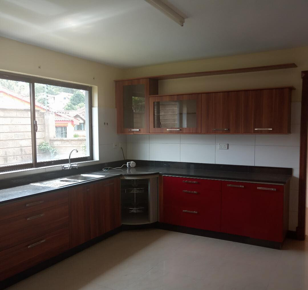 5-Ensuite Townhouse with Jacuzzi & Solar - Westlands