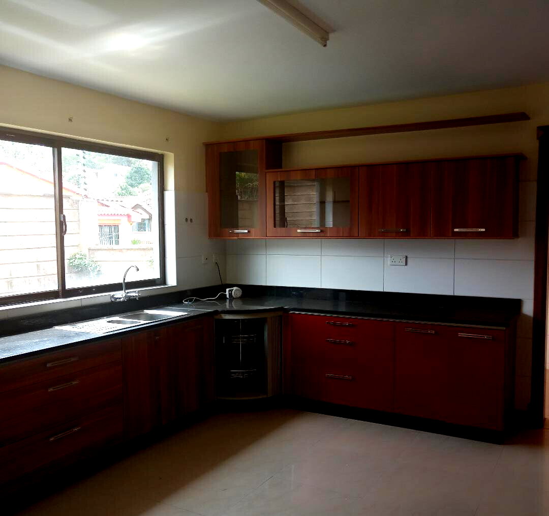 5-Ensuite Townhouse with Jacuzzi & Solar - Westlands