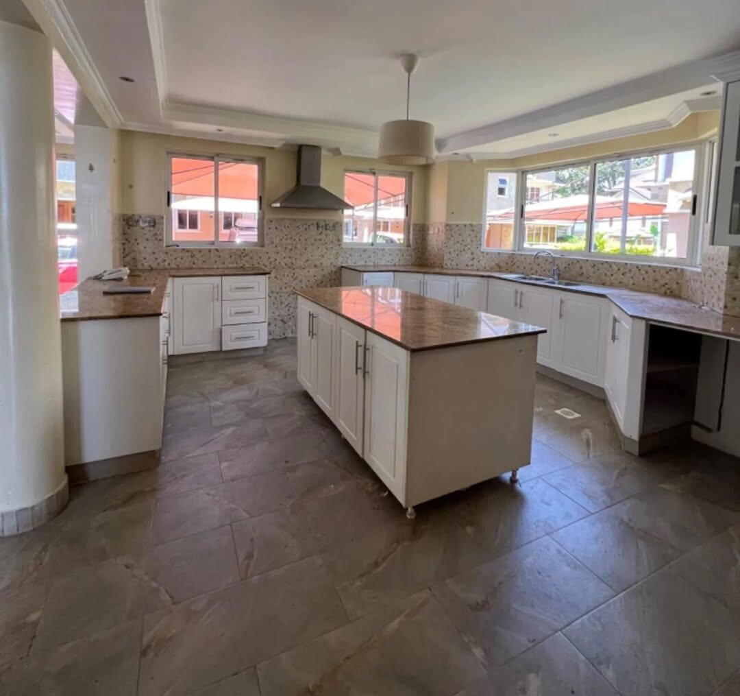 5-Ensuite Triple-Storey Townhouse with Sunken Living Room - Lavington