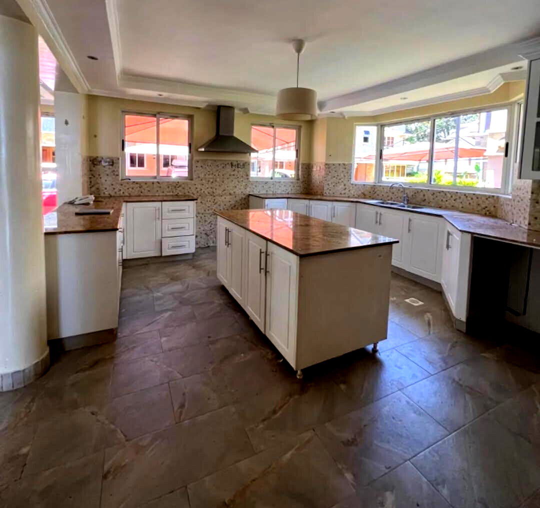 5-Ensuite Triple-Storey Townhouse with Sunken Living Room - Lavington