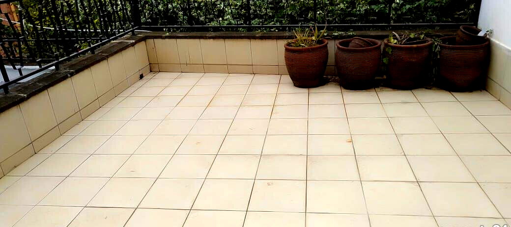 4-Bed Maisonette with Private Gate & Parking - Westlands