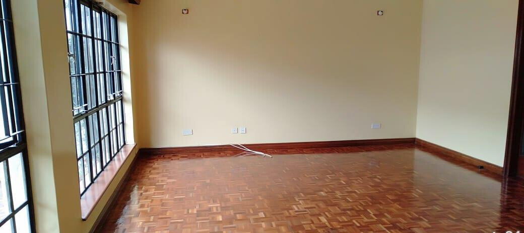 4-Bed Maisonette with Private Gate & Parking - Westlands
