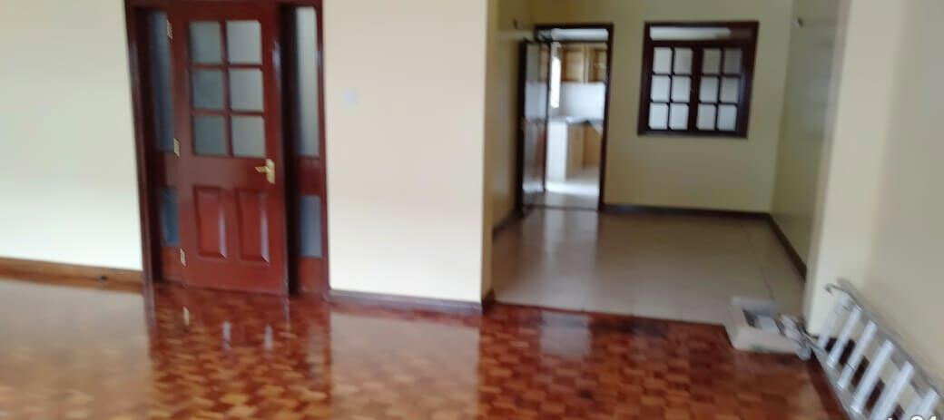 4-Bed Maisonette with Private Gate & Parking - Westlands