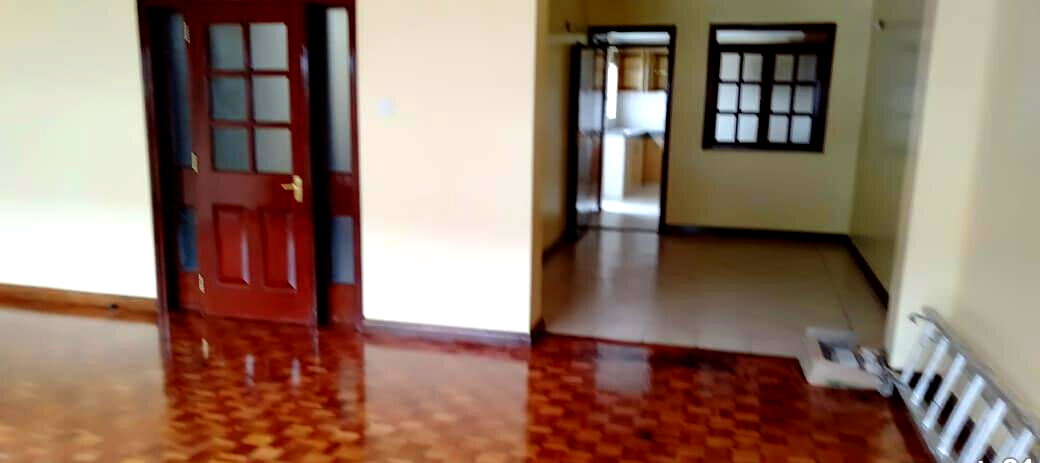 4-Bed Maisonette with Private Gate & Parking - Westlands