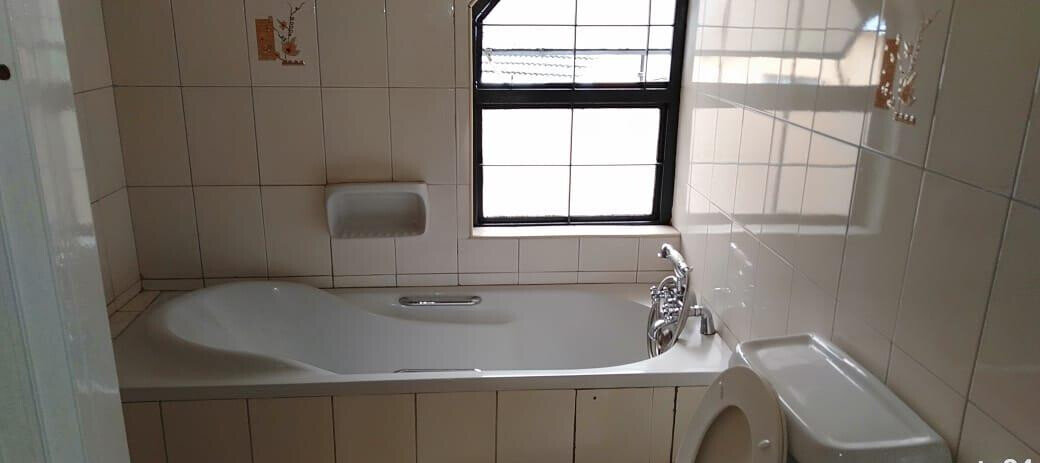 4-Bed Maisonette with Private Gate & Parking - Westlands