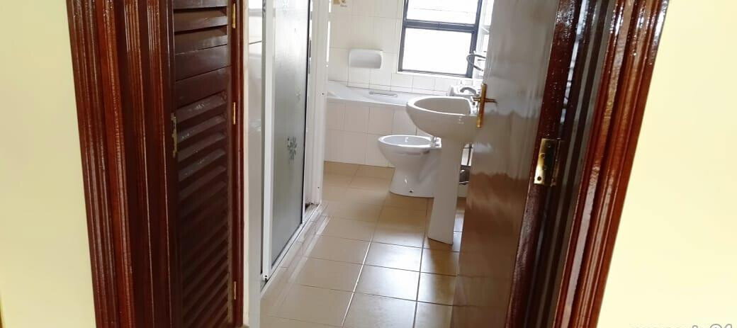 4-Bed Maisonette with Private Gate & Parking - Westlands