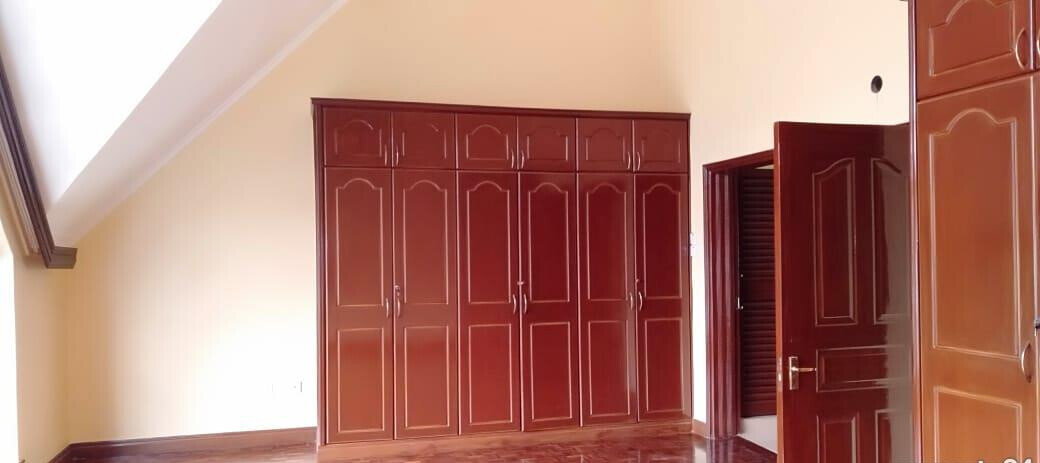4-Bed Maisonette with Private Gate & Parking - Westlands