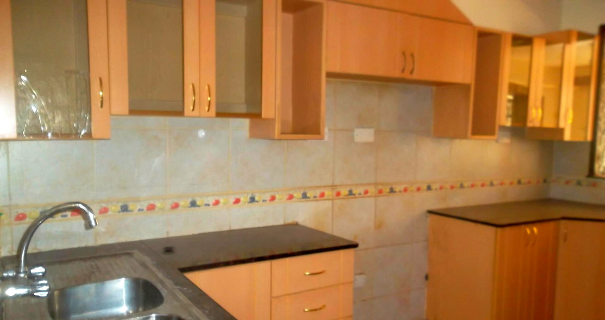 5-Ensuite Townhouse with Fireplace & Wooden Floors - Lavington
