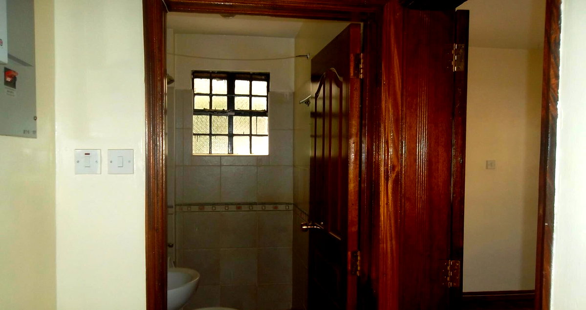 5-Ensuite Townhouse with Fireplace & Wooden Floors - Lavington