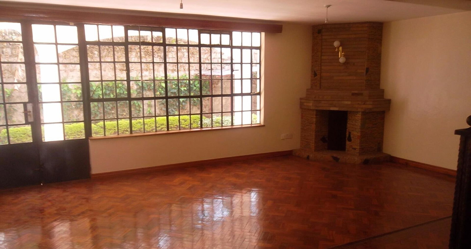 5-Ensuite Townhouse with Fireplace & Wooden Floors - Lavington