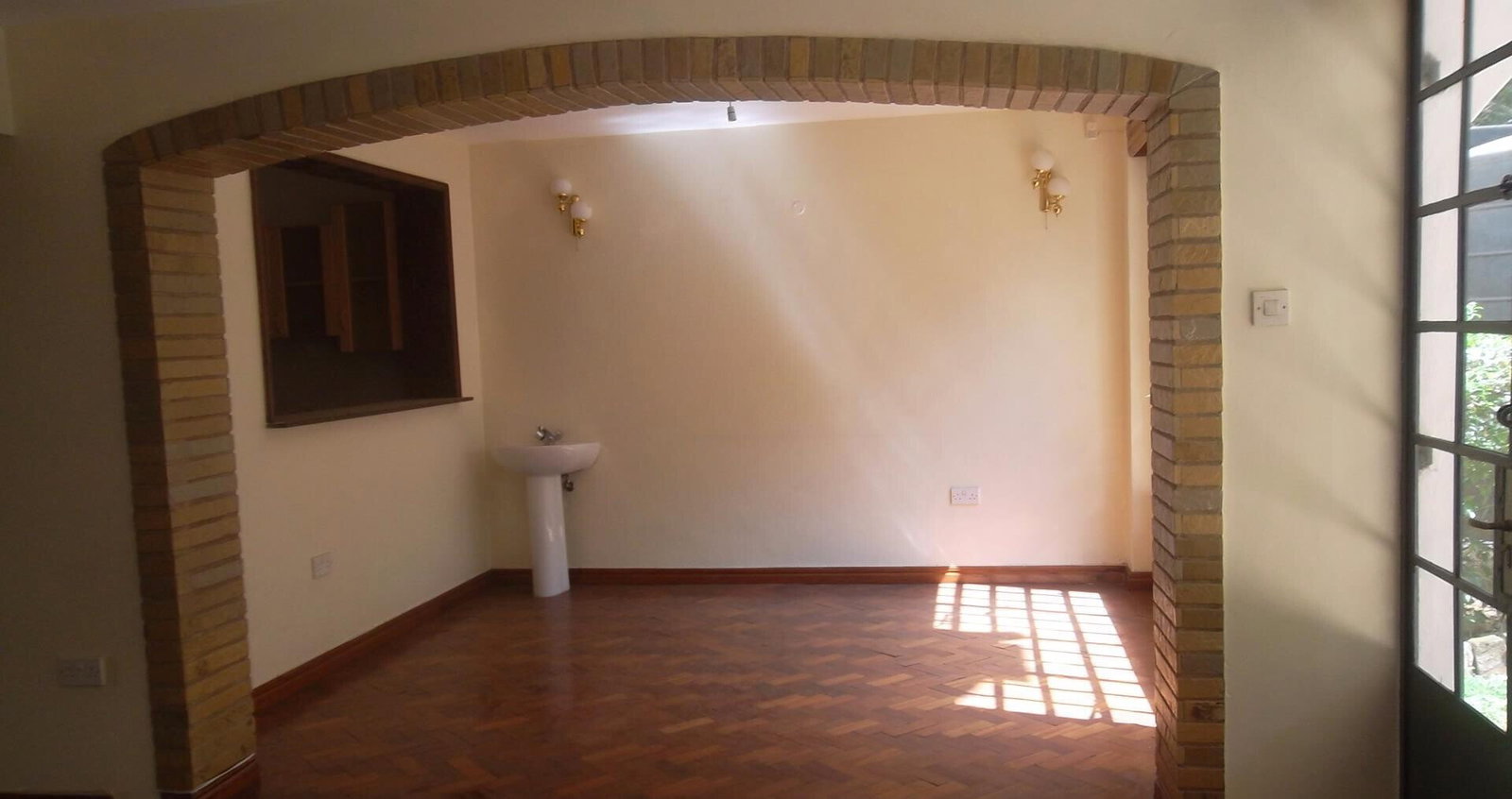 5-Ensuite Townhouse with Fireplace & Wooden Floors - Lavington