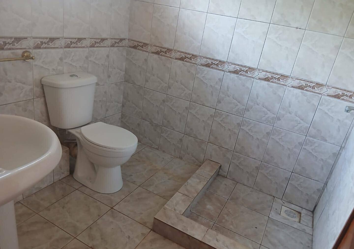 Half Acre 5BR Haven at KSh 350K