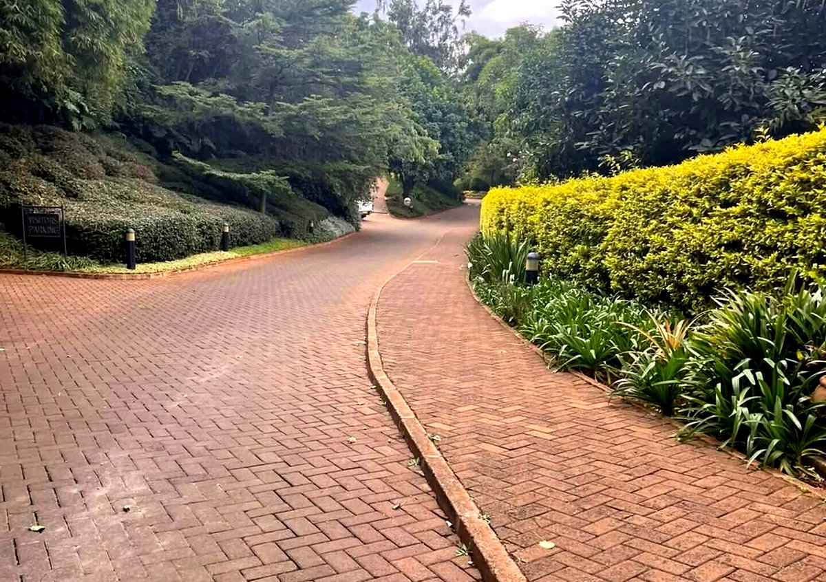 4BR Townhouse with Private Pool & Clubhouse Access - Kitisuru
