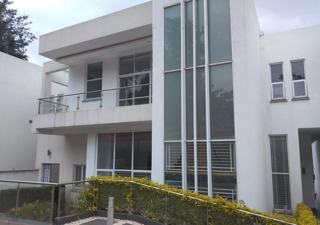 Newly Built 5BR All-Ensuite Townhouse with Pool – Kyuna