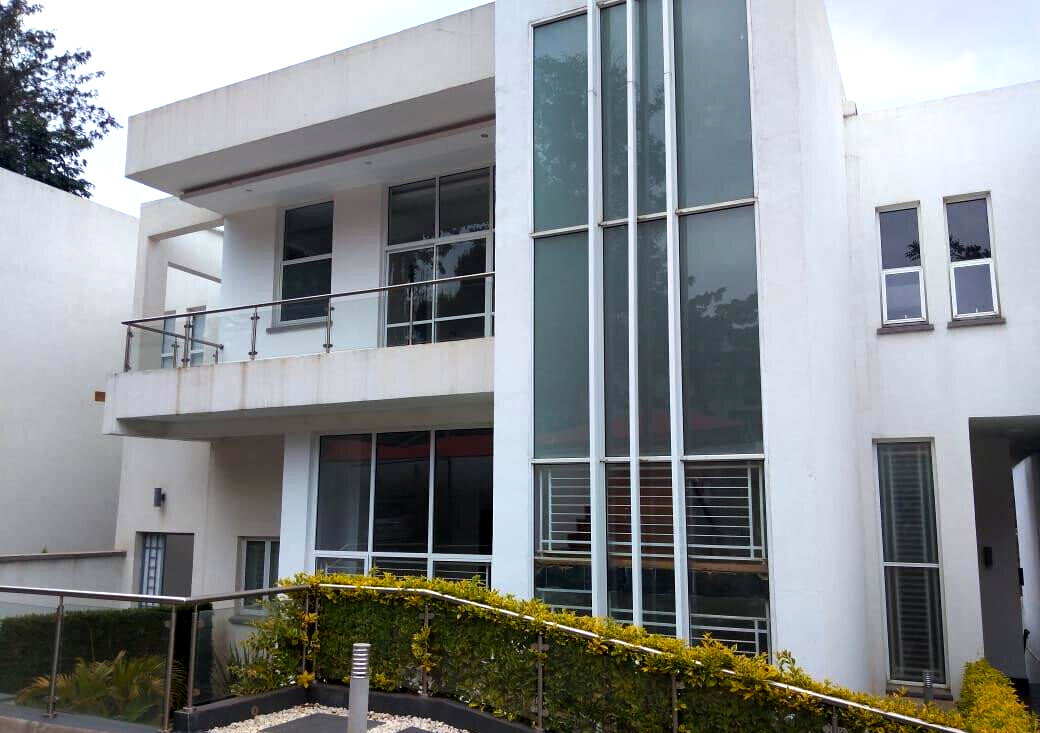 Newly Built 5BR All-Ensuite Townhouse with Pool – Kyuna