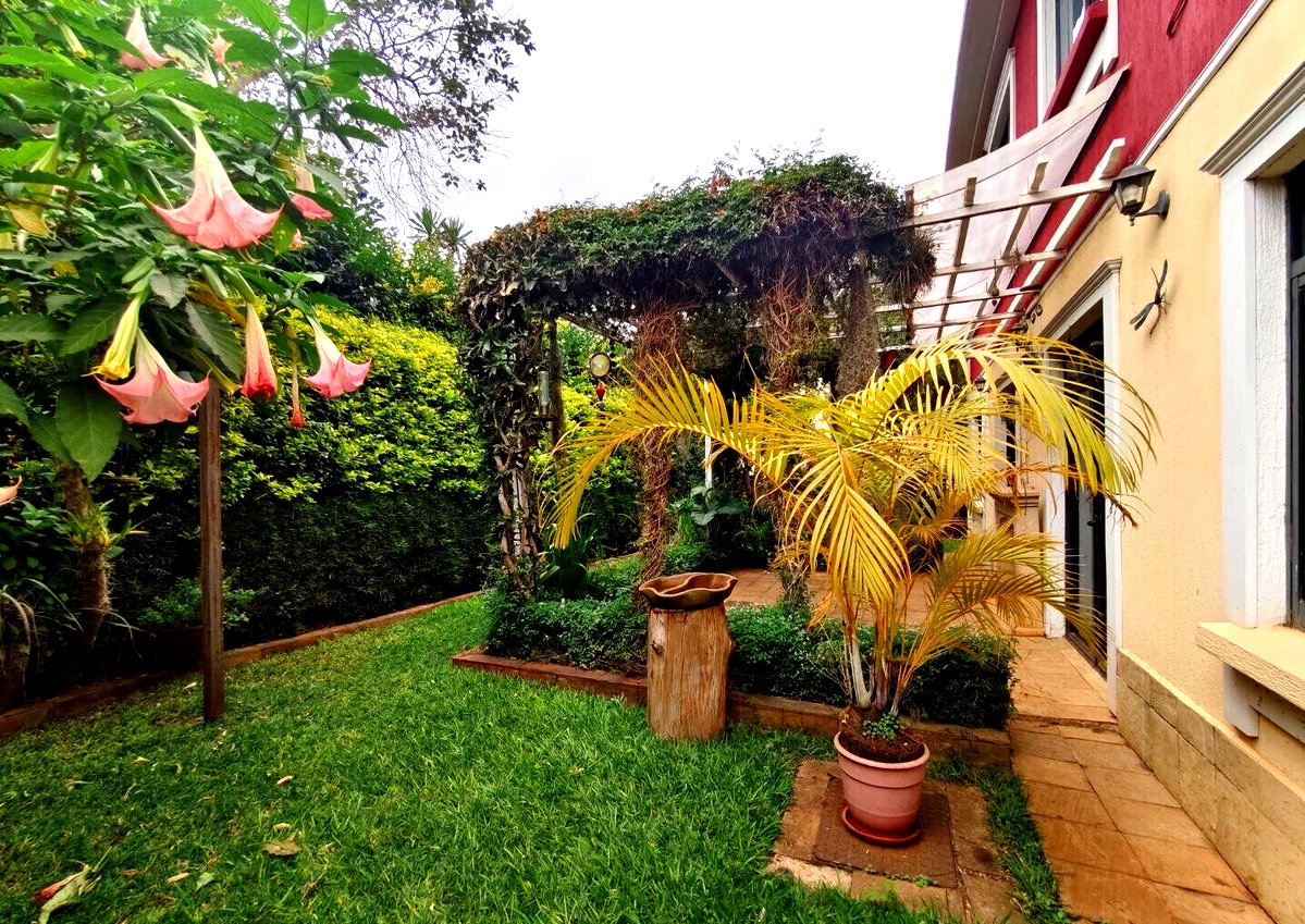 High-Timber Ceilings & Private Garden Townhouse - Lavington