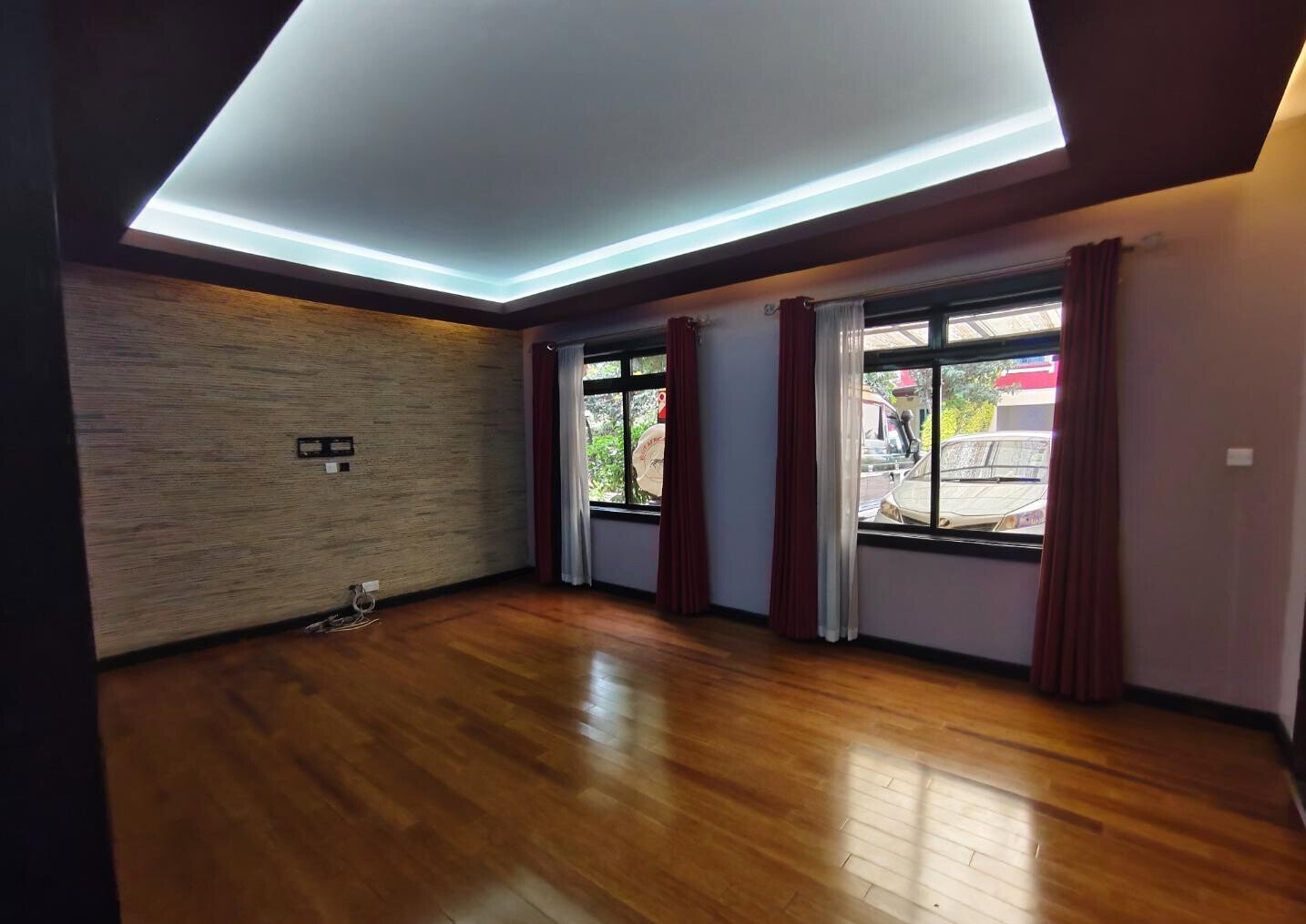 High-Timber Ceilings & Private Garden Townhouse - Lavington