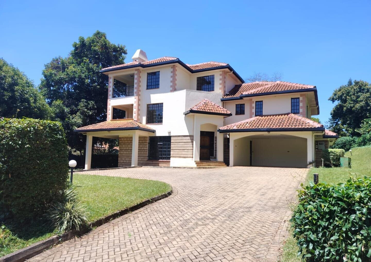 Sunken Lounge & Pool on Half-Acre - Kitisuru Townhouse
