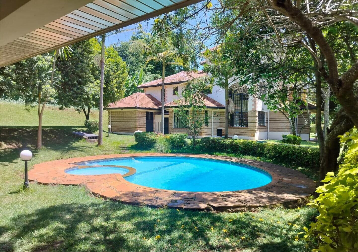 Sunken Lounge & Pool on Half-Acre - Kitisuru Townhouse
