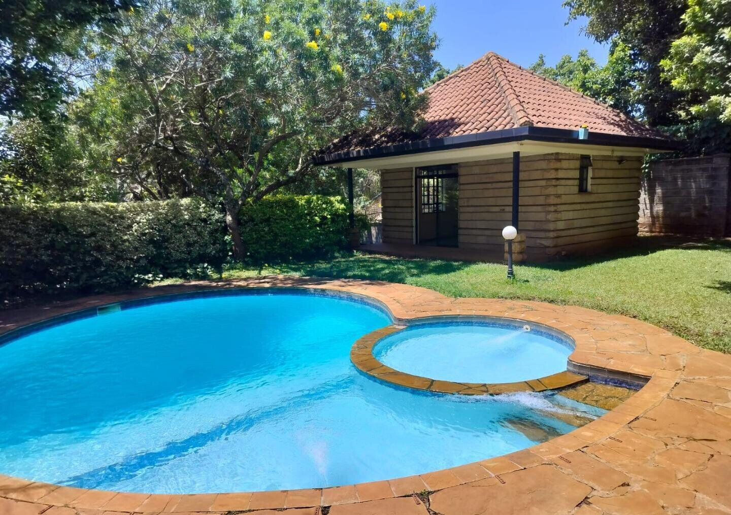 Sunken Lounge & Pool on Half-Acre - Kitisuru Townhouse