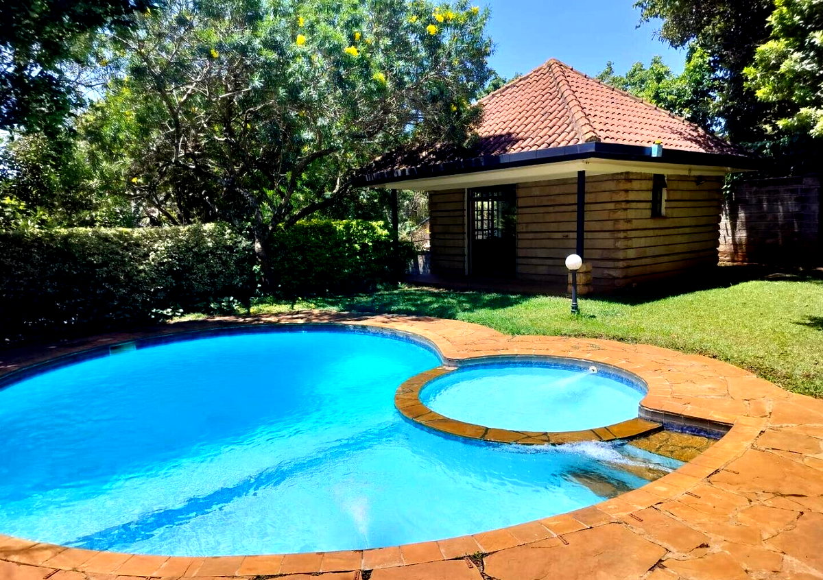 Sunken Lounge & Pool on Half-Acre - Kitisuru Townhouse
