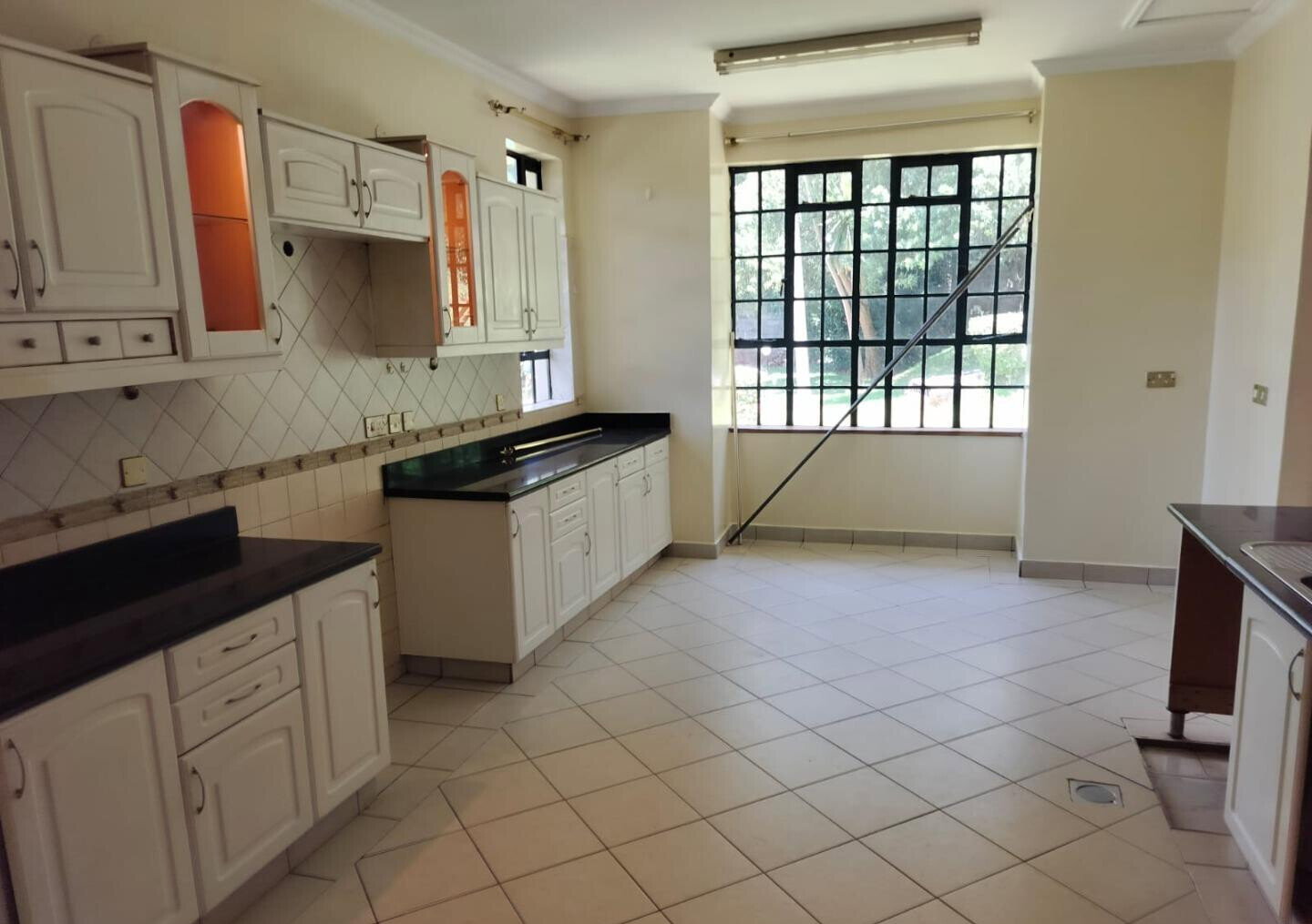 Sunken Lounge & Pool on Half-Acre - Kitisuru Townhouse