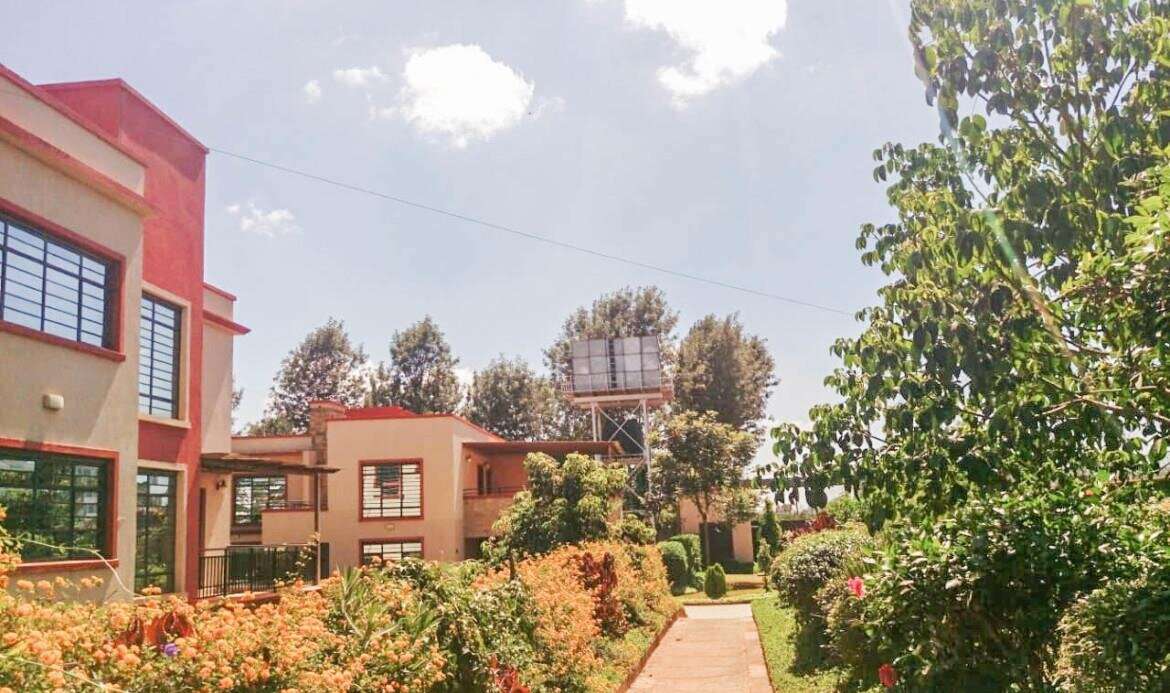 5BR Townhouse with Fireplace & Gazebo - Runda Palms