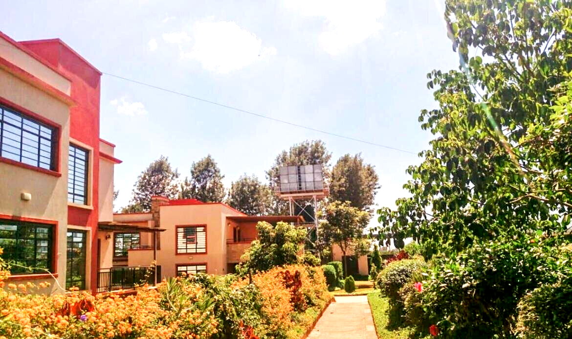 5BR Townhouse with Fireplace & Gazebo - Runda Palms