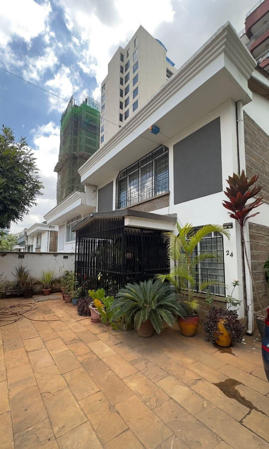 Recently Renovated 4BR Townhouse with Outdoor Kitchen - Parklands
