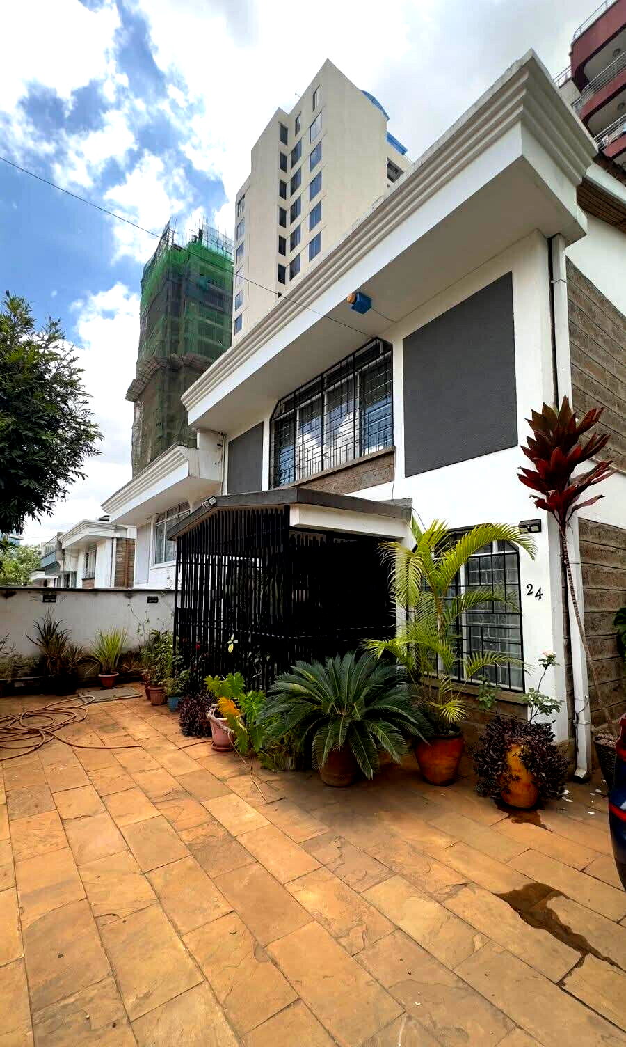 Recently Renovated 4BR Townhouse with Outdoor Kitchen - Parklands