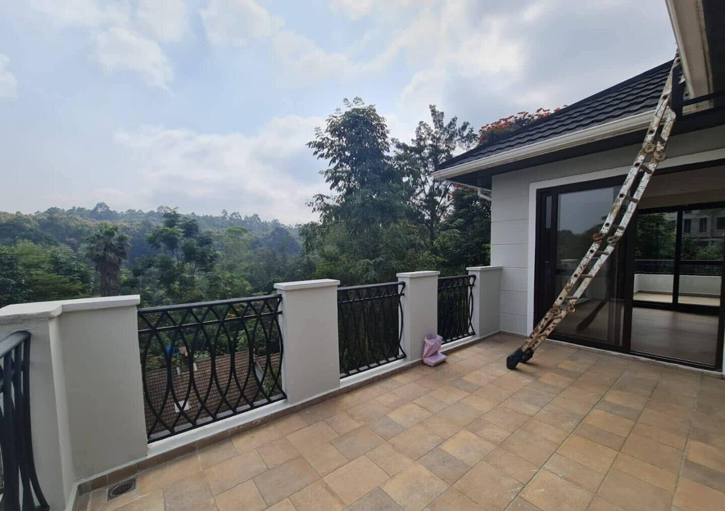 5-Ensuite Townhouse with Indoor-Outdoor Living - Spring Valley