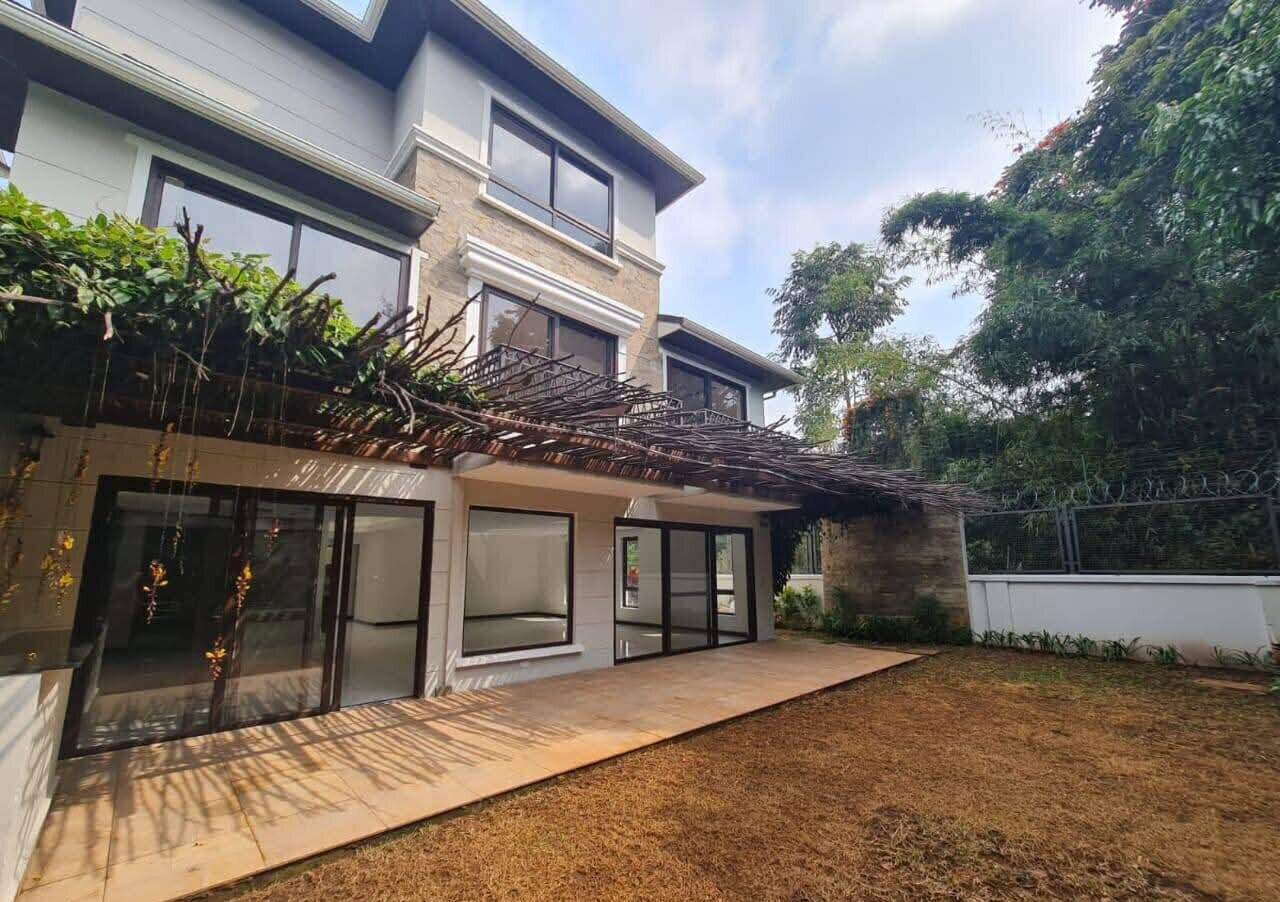 5-Ensuite Townhouse with Indoor-Outdoor Living - Spring Valley