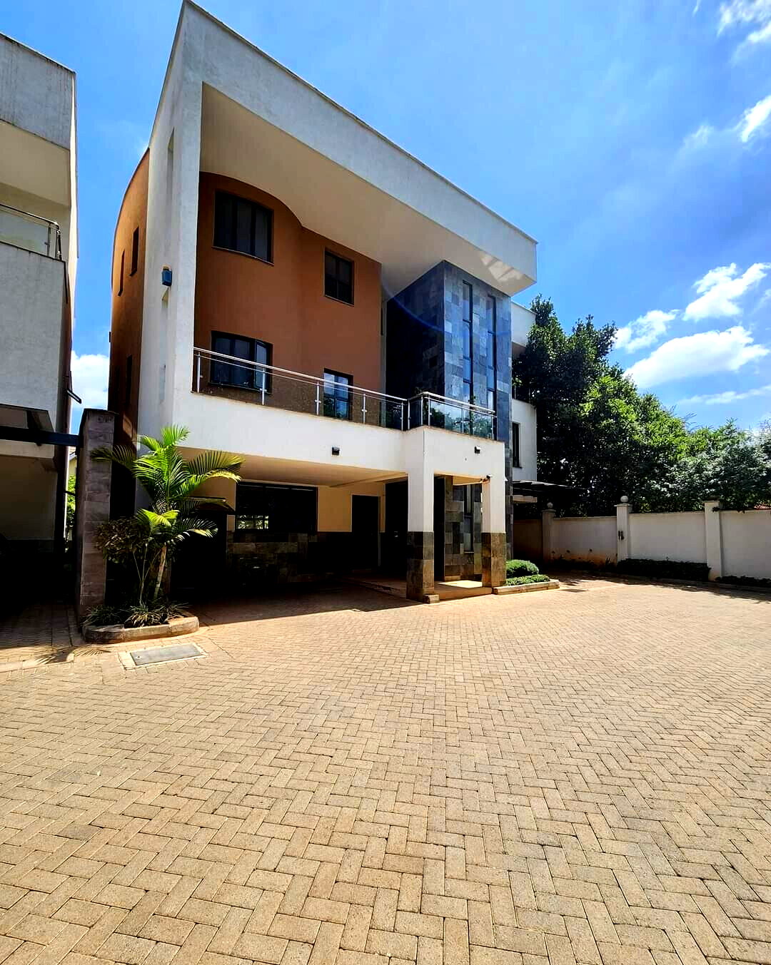 5-Ensuite Townhouse with Shared Pool & Staff Quarters - Lavington
