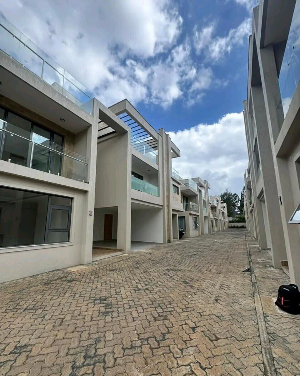 6-Ensuite Townhouse with Rooftop Terrace & DSQ - Lavington