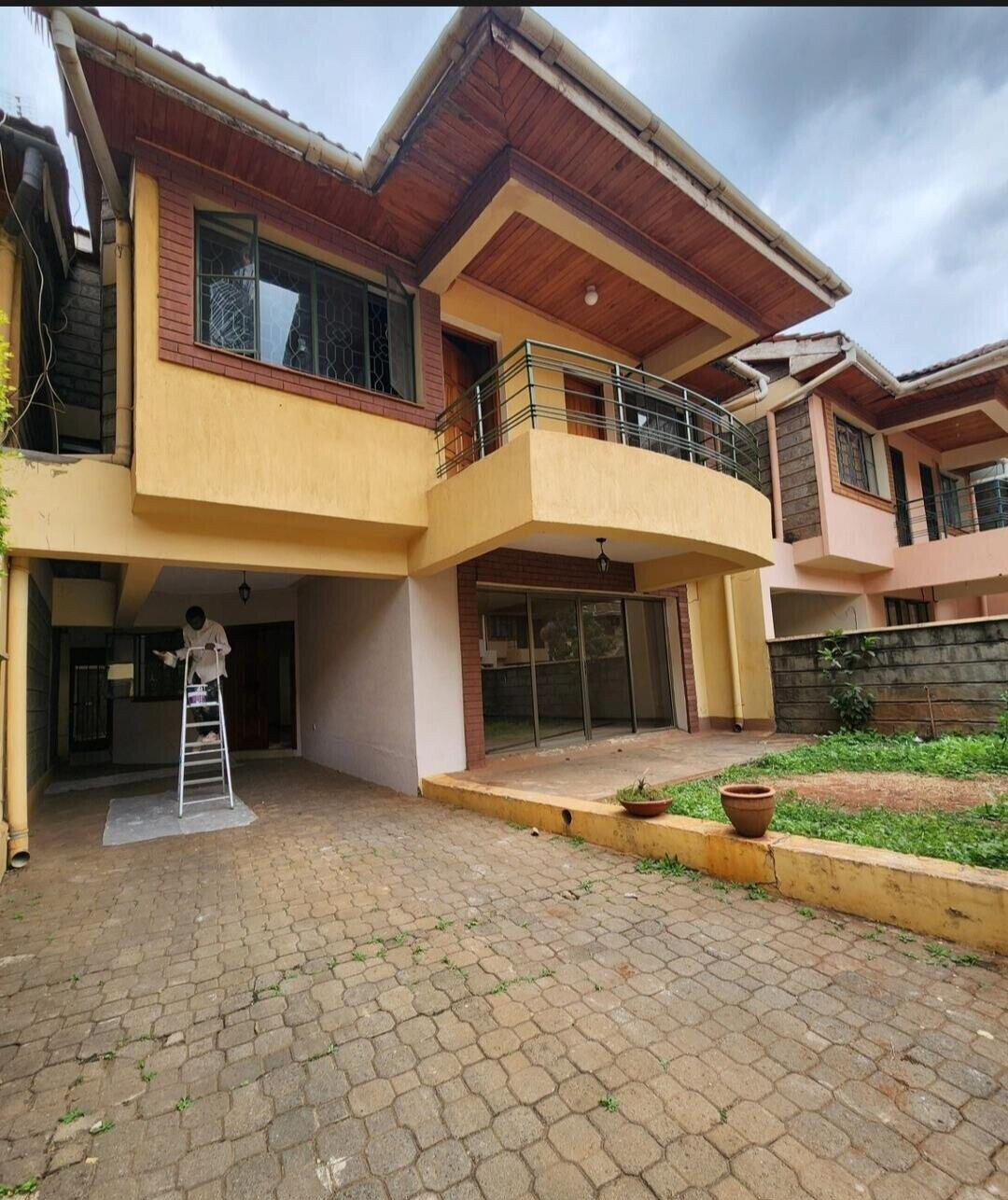 5-Ensuite Townhouse with Pool & Borehole - Lavington