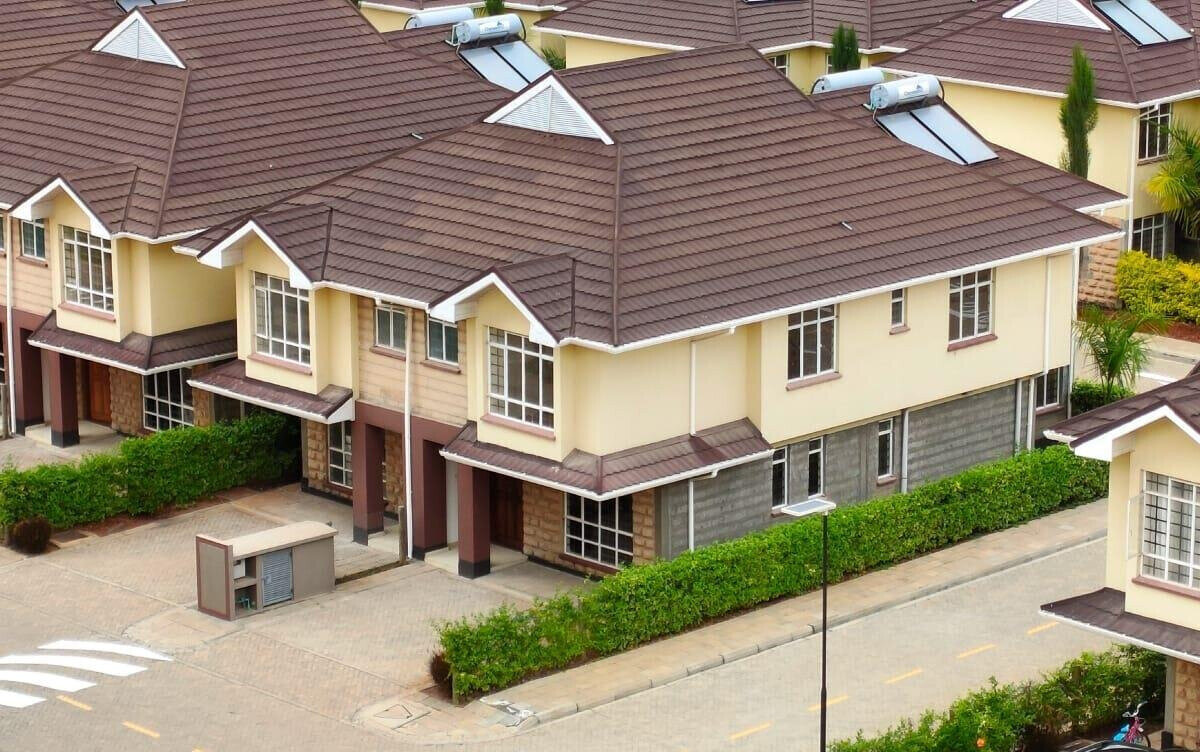 4BR Townhome with Pool, Gym & Ensuite DSQ - Athi River