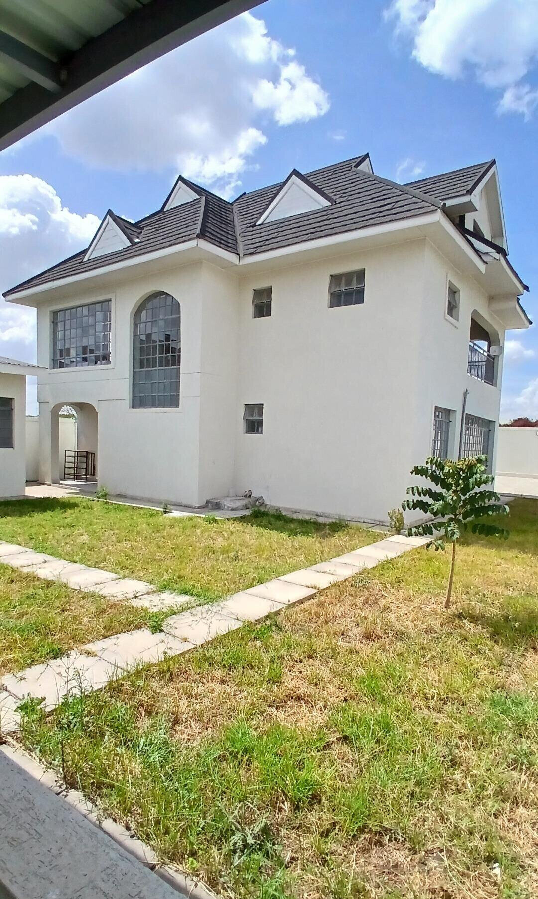 5-Bed Townhouse with DSQ & Ready Title - Kitengela Gated Court