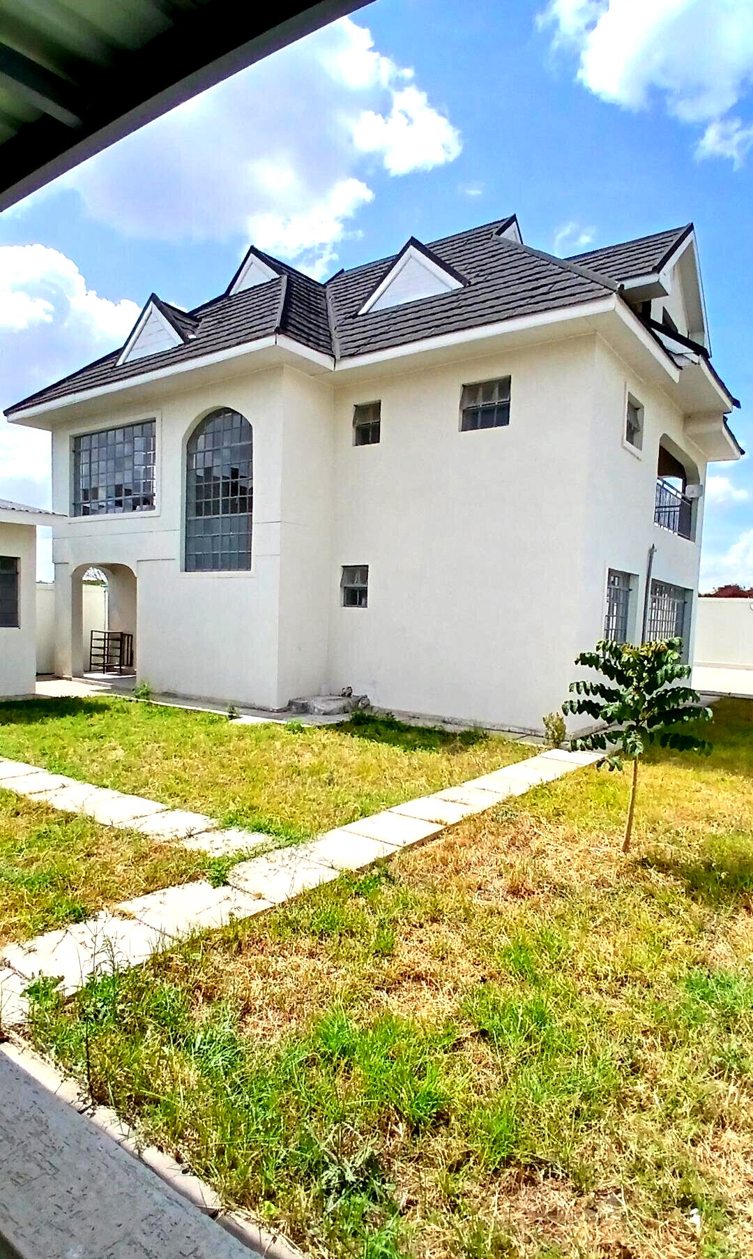 5-Bed Townhouse with DSQ & Ready Title - Kitengela Gated Court