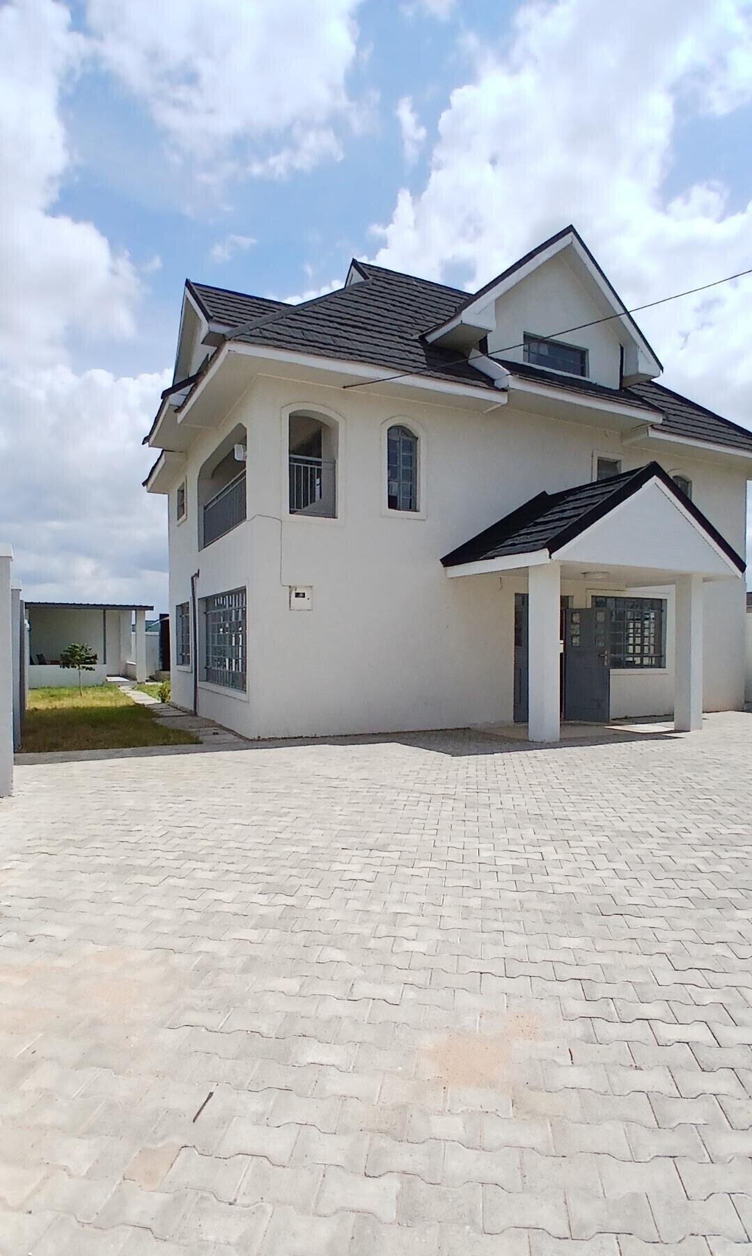 5-Bed Townhouse with DSQ & Ready Title - Kitengela Gated Court